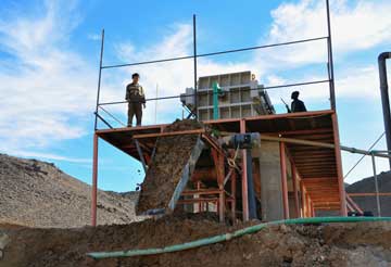 經脫水后板框壓濾機排出的濾餅